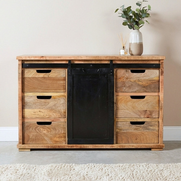 Mangohout dressoir met zwarte schuifdeur.