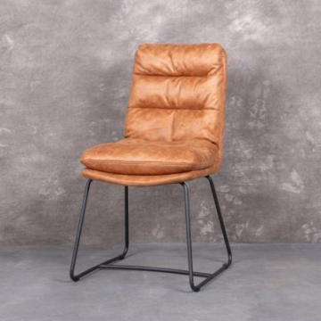 Eetkamerstoel cognac met onderstel van zwart staal.