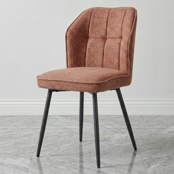 Sfeerafbeelding van de eetkamerstoelen Largo. 