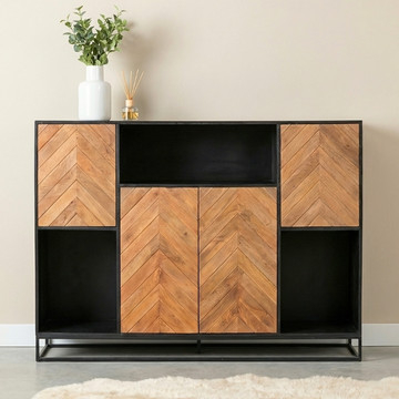 Hoog dressoir van mangohout met visgraat deuren.