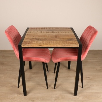 Horeca tafeltje met mangohouten tafelblad en twee roze eetkamerstoelen. 