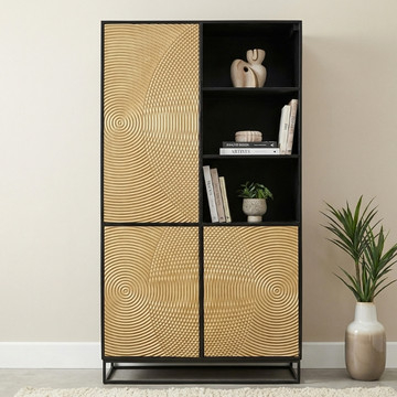Kast zwart met gouden deuren.