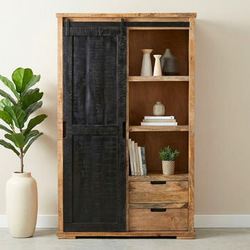 Kast mangohout met zwarte schuifdeur.