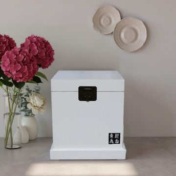 Klein chinees kistje in het wit. 