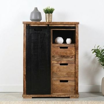 Mangohouten ladekast met zwarte schuifdeur.