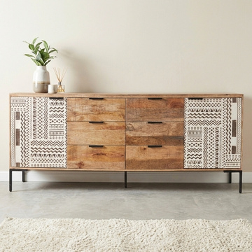 Mangohout dressoir met witte deuren.