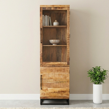 Vitrinekast mangohout met glazen en dichte deur.