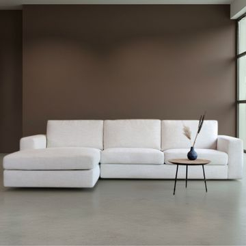 Moderne hoekbank met witte stof.