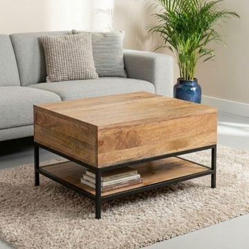 Salontafel in hoogte verstelbaar gemaakt van mangohout in combinatie met zwart staal.