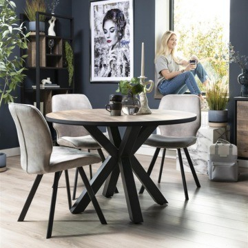 Sfeerafbeelding van de semmi eetkamerstoelen en microleder. 