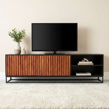 Tv meubel zwart 190 cm breed met bruine deuren.