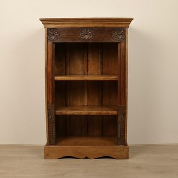 Sfeerafbeelding smalle vintage boekenkastje. 