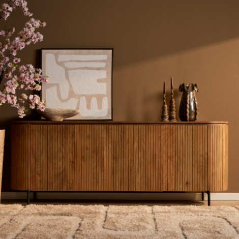 Dressoir Solana naturel mangohout 210 cm in sfeervolle woonkamer