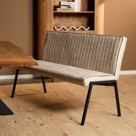 Eetkamerbank Tivoli beige kunstleer 155 cm aan eettafel in sfeervolle eetkamer