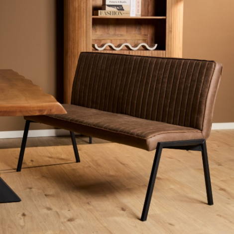 Eetkamerbank Tivoli bruin kunstleer 155 cm aan eettafel in sfeervolle eetkamer