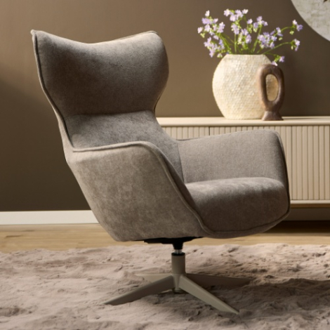 Fauteuil Julia draaibaar stof taupe in sfeervolle woonkamer