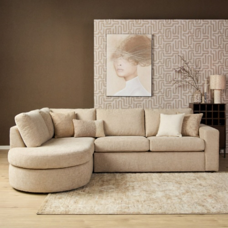Hoekbank beige met divan links en 2,5-zits in sfeervolle woonkamer