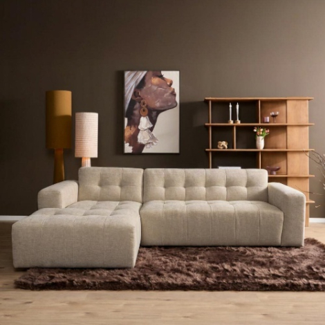 Hoekbank beige met loungedeel links en 2,5-zits in sfeervolle woonkamer