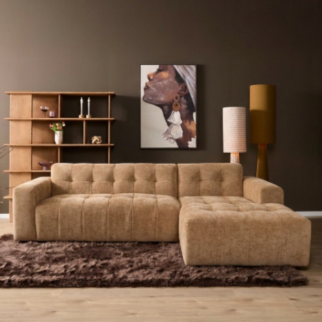 Hoekbank camel met 2,5-zits links en loungedeel rechts in sfeervolle woonkamer