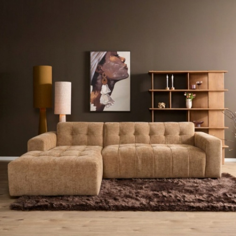 Hoekbank camel met loungedeel links en 2,5-zits in sfeervolle woonkamer