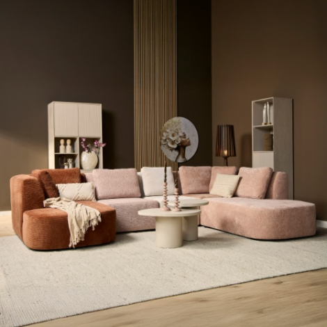 Modulaire U-bank in warme kleurenmix met ronde loungedelen in sfeervolle woonkamer