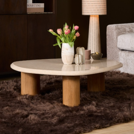 Salontafel Nuvé organisch Botticino marmer 100 cm in sfeervolle woonkamer