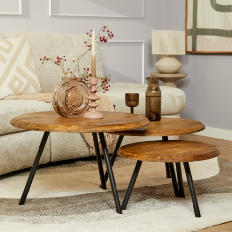 Salontafel Ohio set van 3 rond mangohout naturel in sfeervolle woonkamer