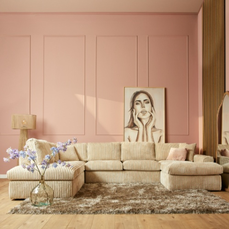 U-bank beige ribstof met divan links en loungedeel rechts in sfeervolle woonkamer