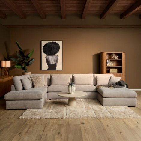 U-bank cementgrijs met divan links en loungedeel rechts in sfeervolle woonkamer