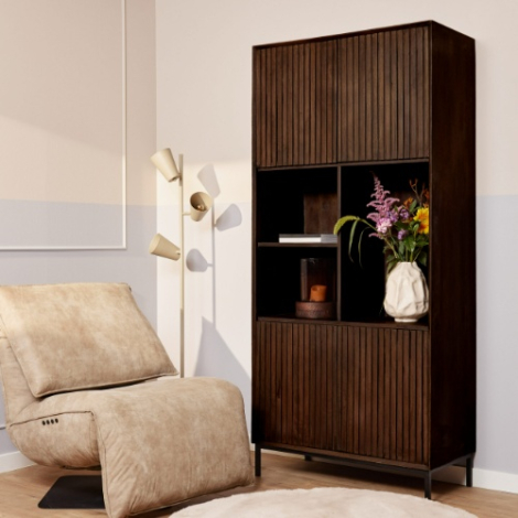 Vakkenkast Madison bruin mangohout 90 cm in sfeervol interieur