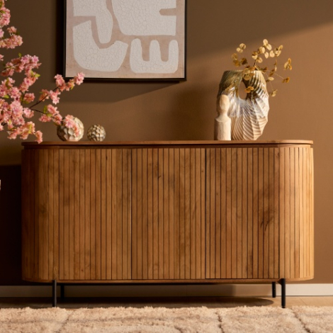 Dressoir Solana naturel mangohout 165 cm in sfeervolle woonkamer