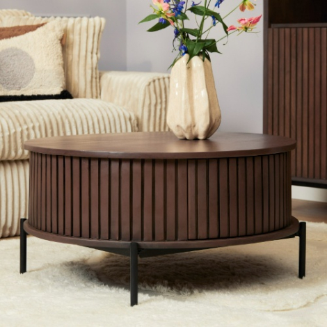 Salontafel Madison rond bruin mangohout 80 cm in sfeervolle woonkamer