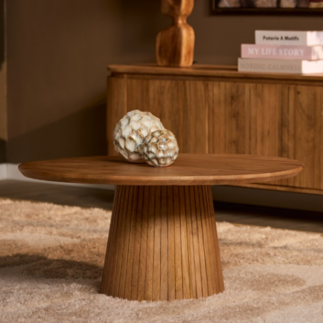 Salontafel Solana rond naturel mangohout 80 cm in sfeervolle woonkamer