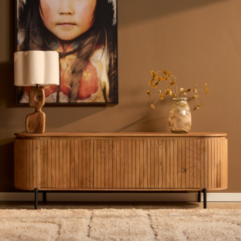 Tv-meubel Solana naturel mangohout 165 cm in sfeervolle woonkamer