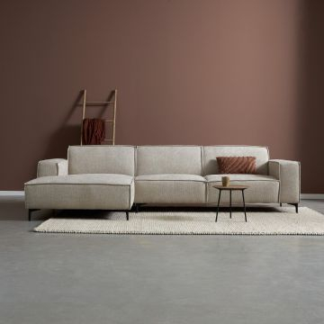 Bankstel River met chaise longue links. 