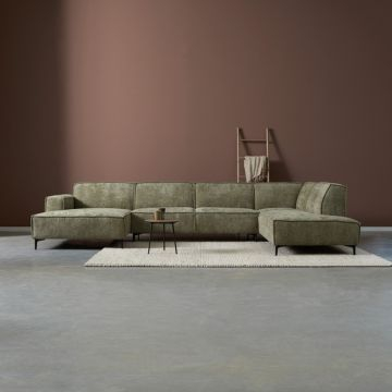Sfeerafbeelding hoekbank River in de kleur groen, links chaise longue en rechts ottoman. 