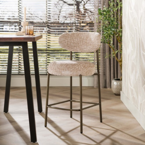 Beige barkruk Pirin met ronde rugleuning en bruine poten - sfeerfoto