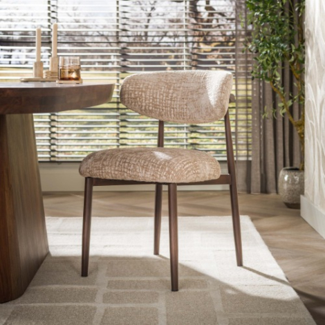 Beige eetkamerstoel Ciro met frame in eikenhoutlook - sfeerfoto