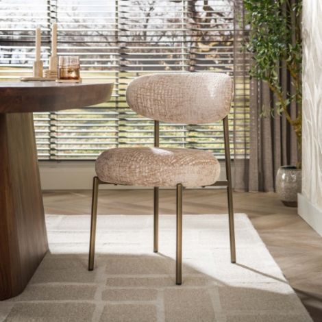 Beige eetkamerstoel Pirin rond met bruine poten - sfeerfoto