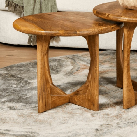 Bijzettafel Milou rond mangohout naturel 60 cm op vloerkleed in de woonkamer