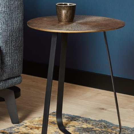 Rond bijzettafeltje Kate 40 cm met goudkleurig blad naast een fauteuil