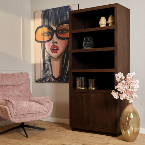 Boekenkast Brussel bruin mangohout 4 vakken 2 deuren 90 cm in de woonkamer