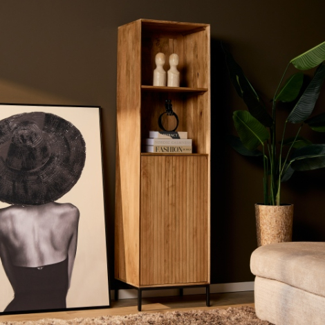 Boekenkast Madison naturel mangohout 55 cm in een woonkamer