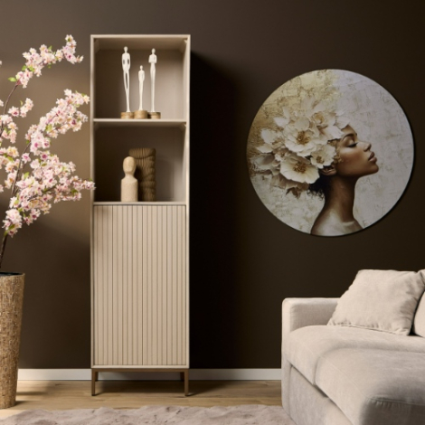 Boekenkast Madison zand mangohout 55 cm sfeerbeeld in woonkamer