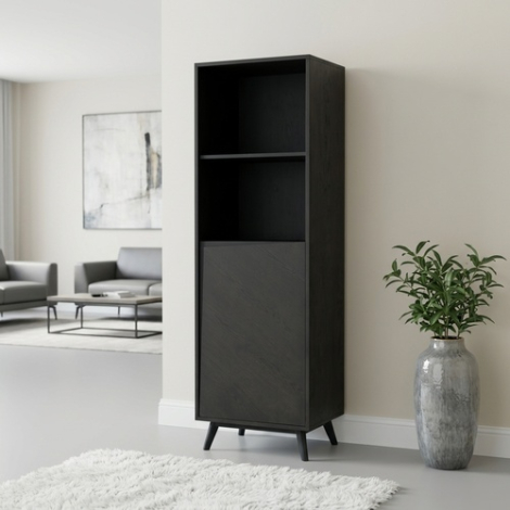 Smalle zwarte Nora boekenkast van 190 cm hoog in een lichte woonkamer