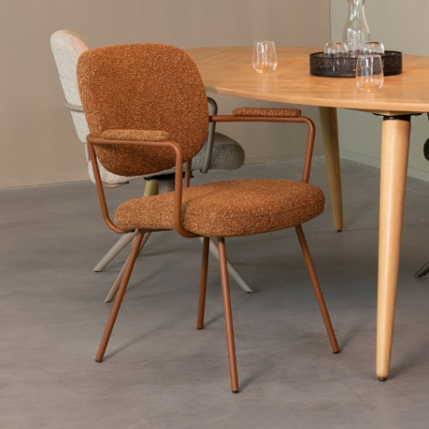 Eetkamerstoel Loek cognac bouclé met armleuning