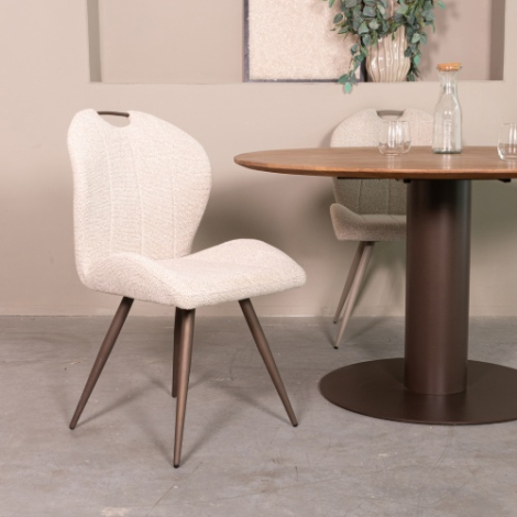 Eetkamerstoel Siem crème bouclé met handvat, bronzen poten