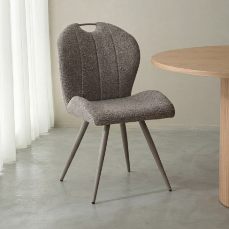 Eetkamerstoel Siem grijs bouclé met handvat, taupe poten