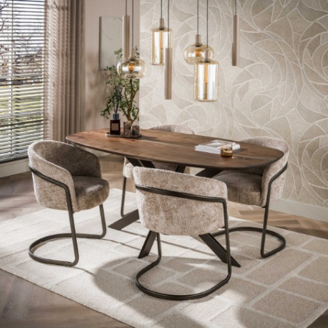 Deens ovale eettafel 150 cm Tibo acaciahout bruin met spinpoot - sfeerfoto