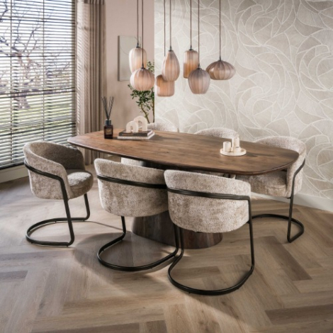 Deens ovale eettafel 215 cm Lenn acaciahout bruin met ovale middenpoot - sfeerfoto